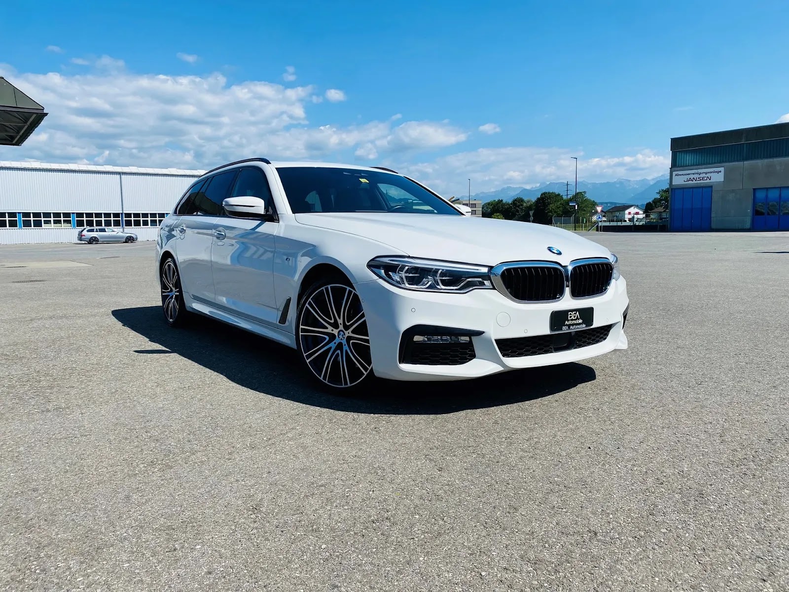 Weisser BMW mit DEA Automobile Kennzeichen in Montlingen