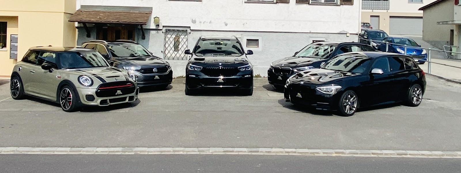 Fahrzeuge von DEA Automobile auf dem Platz in Montlingen