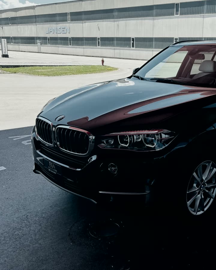 Front und Scheinwerfer eines schwarzen BMW X5 aus dem aktuellen Bestand